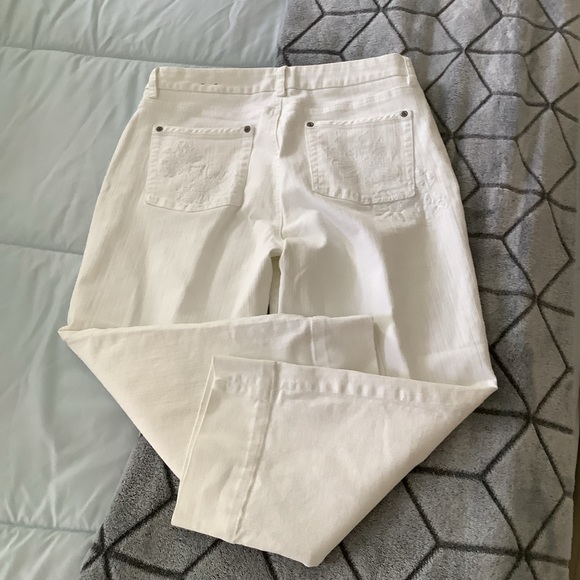 Chicos white jean capris Premium brand size one in excellent condition 5… - Picture 3 of 16